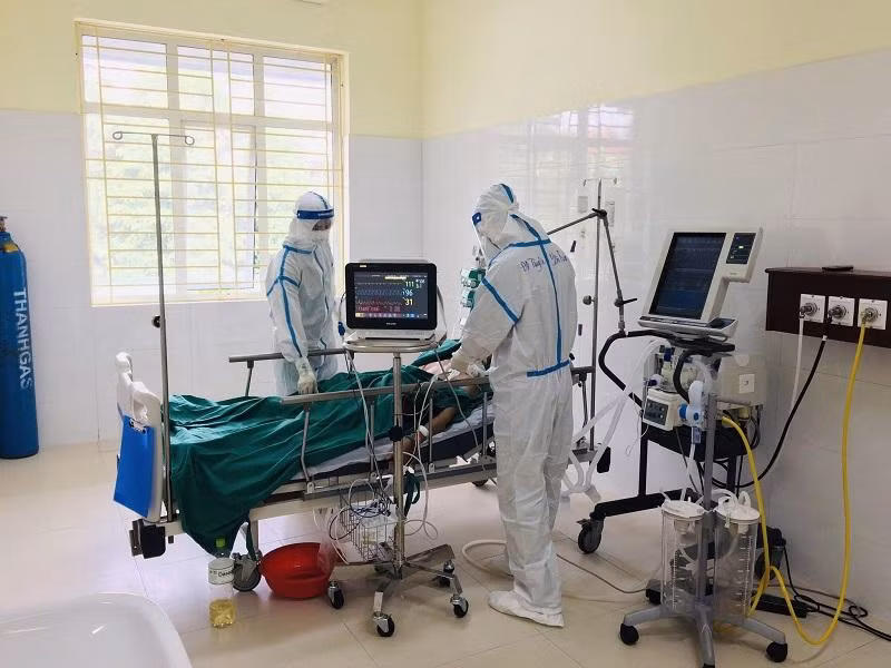 Các bác sĩ đoàn Yên Bái tăng cường tại Bắc Ninh chăm sóc bệnh nhân COVID-19 nặng