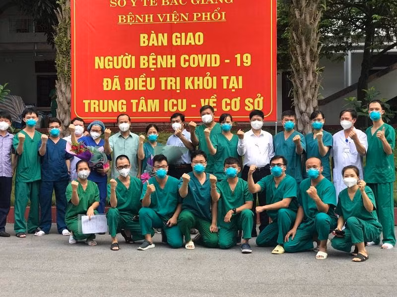 Đội ngũ y bác sĩ điều trị bệnh nhân nặng tại BV Phổi Bắc Giang