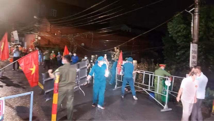 Lực lượng chức năng dỡ bỏ các hàng rào phong tỏa đường vào thôn