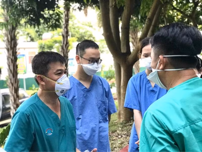Các y bác sĩ thảo luận bên ngoài phòng điều trị bệnh nhân Covid-19 tại Bắc Giang