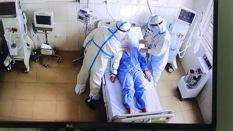 Một trong 6 bệnh nặng Covid-19 nặng được chuyển đến Trung tâm hồi sức tích cực chiều 5-6