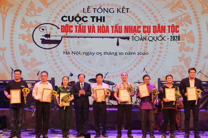 Các đơn vị nhận giải Nhất hòa tấu tại cuộc thi.