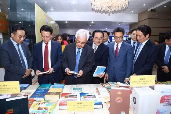 Phó thủ tướng Vũ Đức Đam và các đại biểu tham quan khu vực trưng bày sách tham dự giải thưởng Sách Quốc gia lần thứ 3. Ảnh: Viết Chung Phó thủ tướng Vũ Đức Đam và các đại biểu tham quan khu vực trưng bày sách tham dự giải thưởng Sách Quốc gia lần thứ 3. Ảnh: Viết Chung