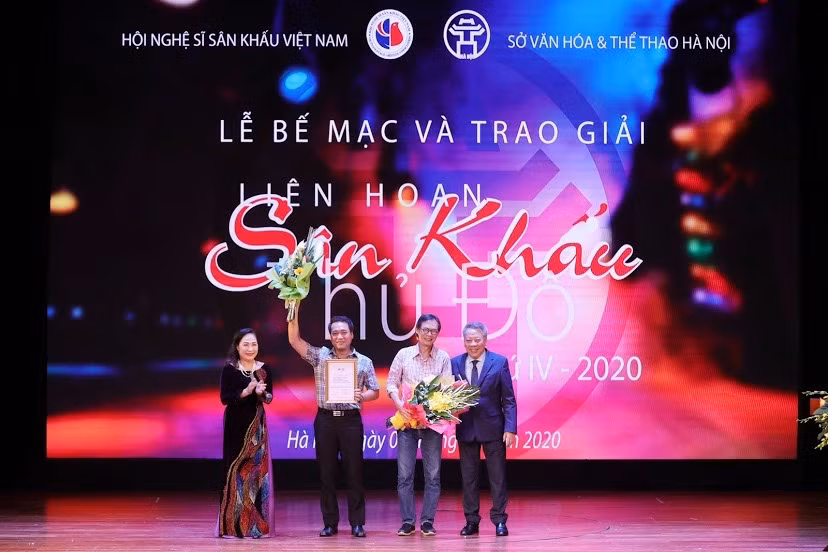 Trao giải Vàng cho vở "Bạch đàn liễu" và "Người tốt nhà số 5". Ảnh: Quang Vinh
