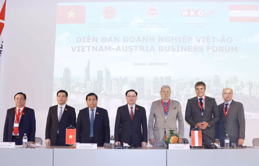 Chủ tịch Quốc hội Vương Đình Huệ và các đại biểu tại Diễn đàn Doanh nghiệp Việt - Áo Chủ tịch Quốc hội Vương Đình Huệ và các đại biểu tại Diễn đàn Doanh nghiệp Việt - Áo