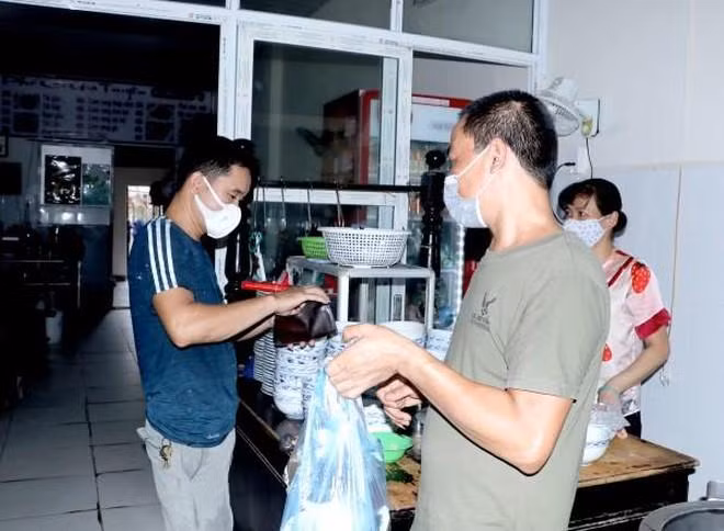 Một hàng phở bán mang về trên phố Ngô Xuân Quảng - Gia Lâm