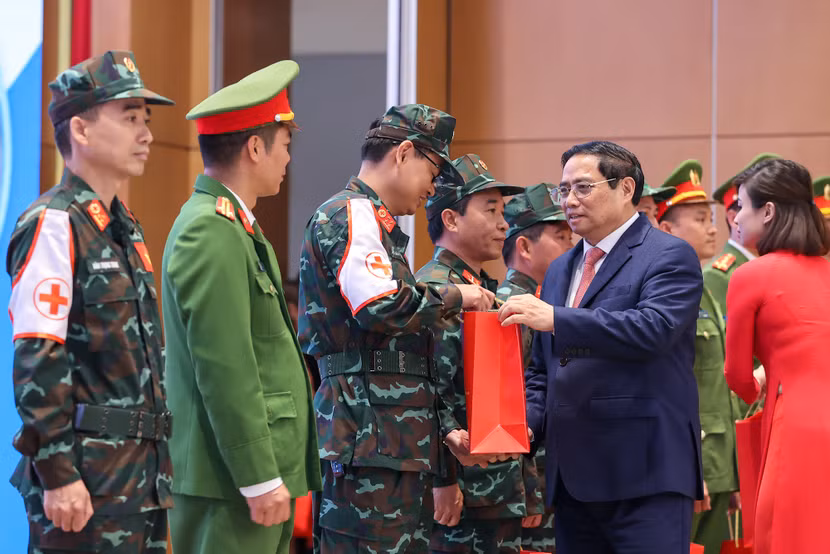 Thủ tướng Phạm Minh Chính tặng quà các cán bộ, chiến sĩ của Bộ Công an, Bộ Quốc phòng đã tham gia cứu nạn, cứu hộ tại Thổ Nhĩ Kỳ