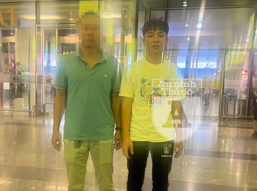 Đối tượng Nguyễn Năng Duy (áo trắng) được tiếp nhận ngay sau khi nhập cảnh vào Việt Nam từ Cảng hàng không quốc tế Nội Bài Đối tượng Nguyễn Năng Duy (áo trắng) được tiếp nhận ngay sau khi nhập cảnh vào Việt Nam từ Cảng hàng không quốc tế Nội Bài