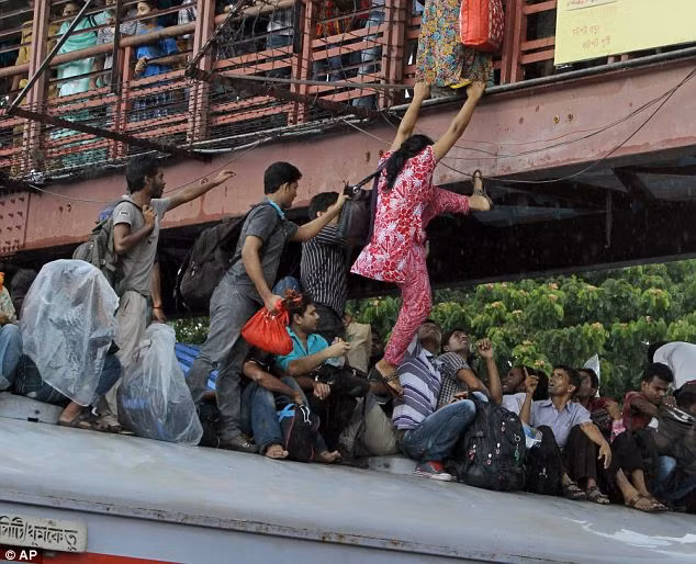 Bangladesh: Hàng nghìn người đu bám tàu hỏa về quê ngày lễ ảnh 7