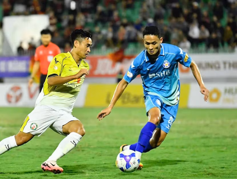 CLB Đà Nẵng (phải) bất ngờ đánh bại á quân Bình Định 2-1 tại vòng 12 V-League 2024/25