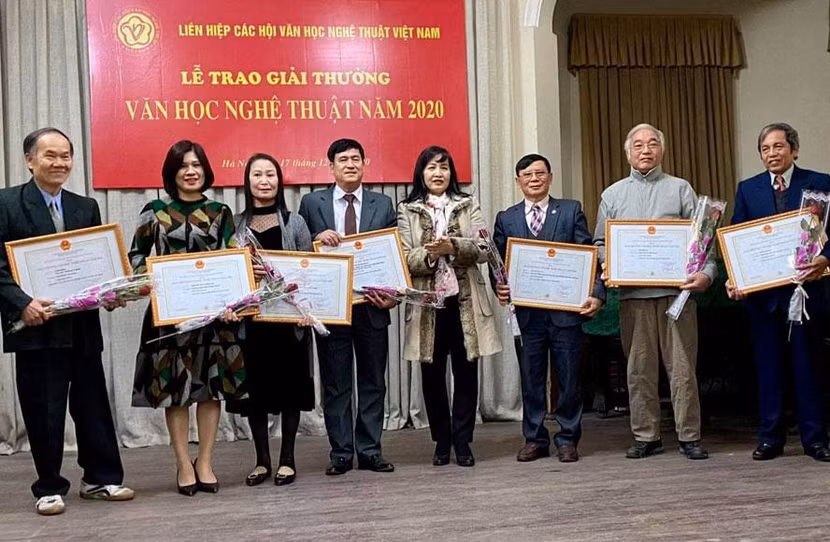 Các tác giả nhận Giải thưởng VHNT năm 2020