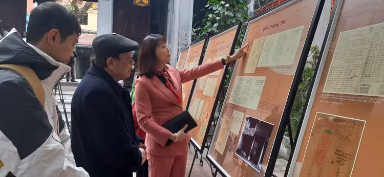 Khán giả tham quan triển lãm Khán giả tham quan triển lãm