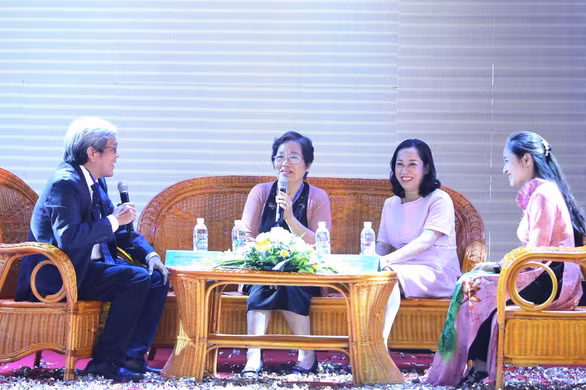Phần trò chuyện ngắn, chia sẻ của nghệ nhân Ánh Tuyết với các bà nội trợ thi nấu phở ngon