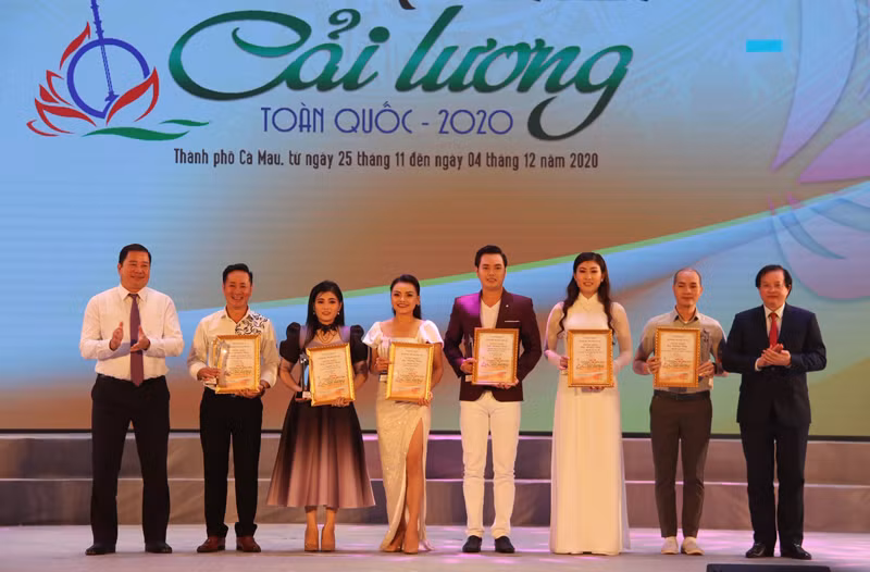 BTC trao giải cho các thí sinh đoạt HCV
