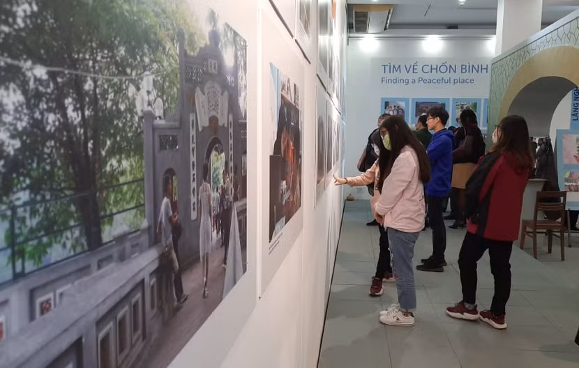 Du khách tham quan triển lãm