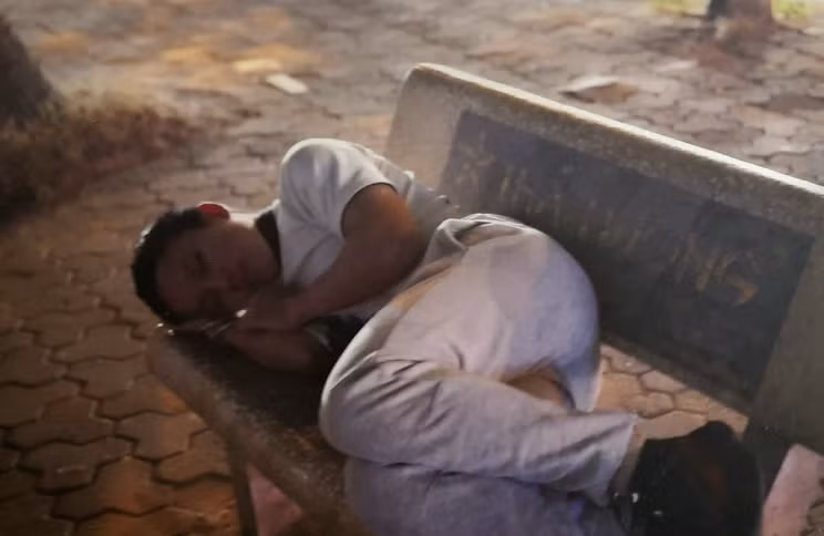 Chiếc ghế đá này là nơi em ngủ qua đêm nếu không về ngủ ở bốt bảo vệ trên đường Thụy Khuê