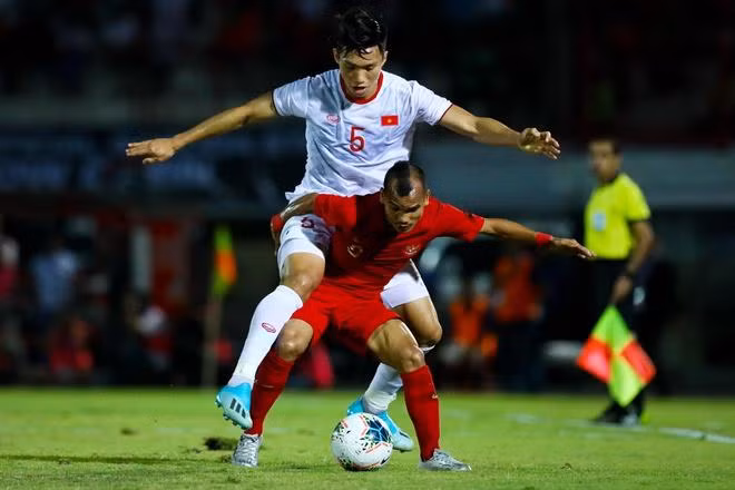 Nếu U23 châu Á 2022 bị hủy thì lứa cầu thủ sinh 1999 như Đoàn Văn Hậu (áo trắng) sẽ hết cơ hội dự giải trẻ lớn nhất châu lục