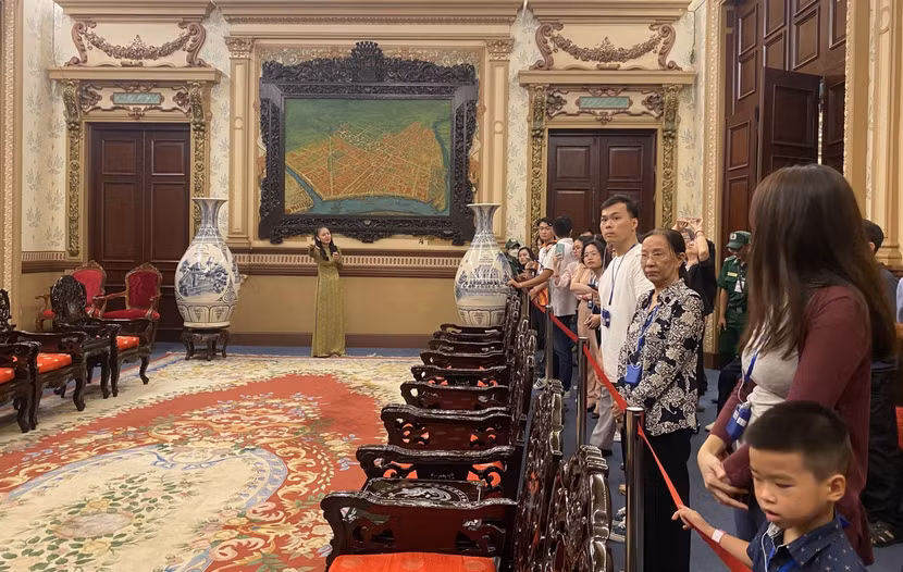 Du khách tham quan kiến trúc bên trong trụ sở UBND-HĐND thành phố Hồ Chí Minh.