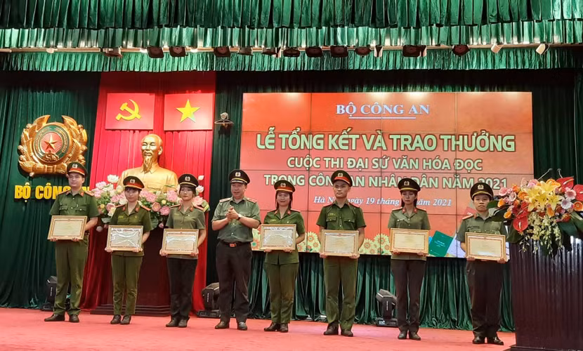 Thiếu tướng Nguyễn Công Bẩy, Phó Cục trưởng Cục Công tác Đảng và công tác chính trị trao giải A cho các tác giả đoạt giải