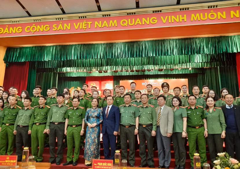 Ban Giám khảo, Ban tổ chức và các tác giả đoạt giải chụp ảnh lưu niệm