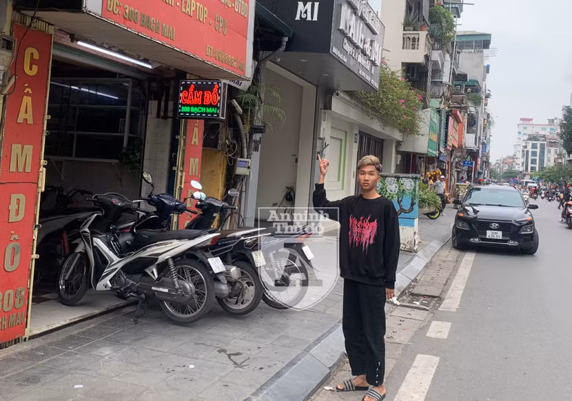 Sau khi lấy trộm được chiếc xe máy, Ngô Minh Tiến đã mang đi bán tại một cửa hiệu cầm đồ lấy tiền mua điện thoại di động và ăn tiêu Sau khi lấy trộm được chiếc xe máy, Ngô Minh Tiến đã mang đi bán tại một cửa hiệu cầm đồ lấy tiền mua điện thoại di động và ăn tiêu