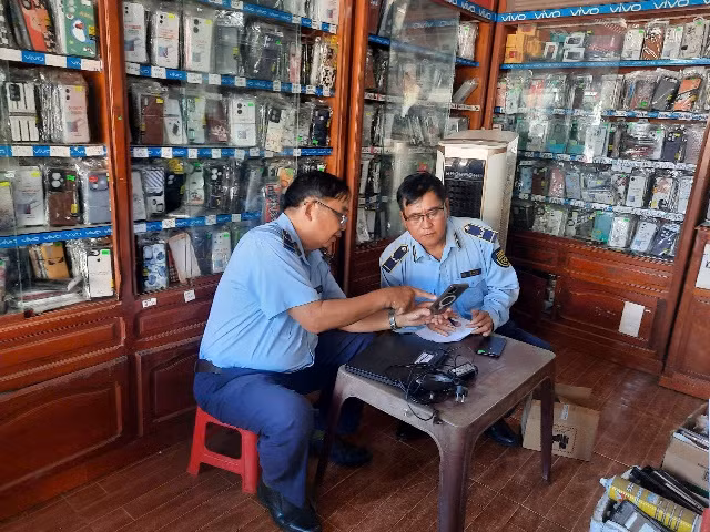 Lực lượng QLTT kiểm tra 1 cơ sở kinh doanh hàng hóa