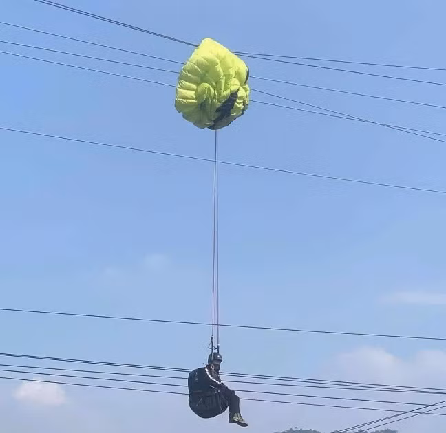 Người đàn ông nhảy dù bị vướng vào dây điện được giải cứu thành công nhưng sẽ bị xử phạt vì vi phạm an toàn hành lang lưới điện