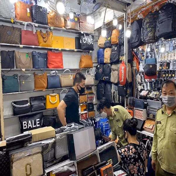 Lực lượng QLTT kiểm tra, xử lý hàng loạt điểm bán hàng giả, hàng nhái tại chợ Bến Thành Lực lượng QLTT kiểm tra, xử lý hàng loạt điểm bán hàng giả, hàng nhái tại chợ Bến Thành