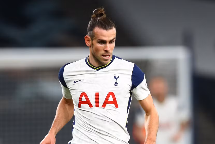 3. Gareth Bale. Sau giai đoạn bùng nổ cùng Tottenham (2007-2013), Bale được Real chiêu mộ và gặt hái rất nhiều thành công. Mùa 2020/2021, sự sa sút và mâu thuẫn với HLV Zidane khiến Bale được gửi lại Tottenham theo dạng cho mượn. Dù để lại nhiều ấn tượng (16 bàn sau 34 trận) nhưng ngôi sao xứ Wales không được Gà trống mua đứt.