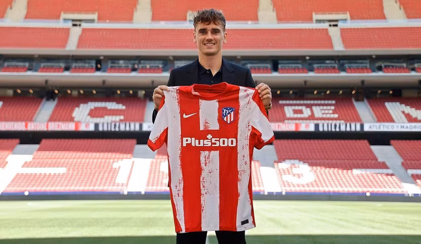 8. Antoine Griezmann. Trong ngày cuối kỳ chuyển nhượng hè 2021, Atletico Madrid gây sốc khi tái hợp Griezmann, người mà họ từng bán cho Barca vào năm 2019. Đây được cho là sự trở về dũng cảm của ngôi sao người Pháp khi anh từng quay lưng với các CĐV Atletico. “Tôi sẽ cống hiến tất cả cho mỗi trận đấu, để cảm ơn những gì to lớn CLB đã làm để tôi được trở lại” - Griezmann nói.