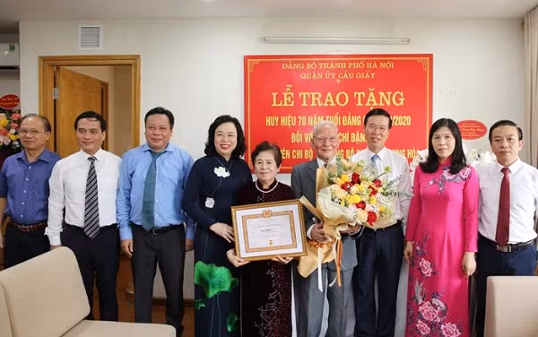 Trưởng Ban Tuyên giáo Trung ương Võ Văn Thưởng và Phó Bí thư Thường trực Thành ủy Ngô Thị Thanh Hằng trao Huy hiệu 70 năm tuổi Đảng cho GS Đặng Hữu