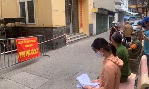 Phong tỏa một ngách nhỏ ở phố Tân Mai (quận Hoàng Mai) do có ca bệnh Covid-19