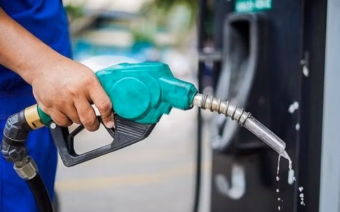 Giá xăng dầu trong nước tiếp tục tăng mạnh