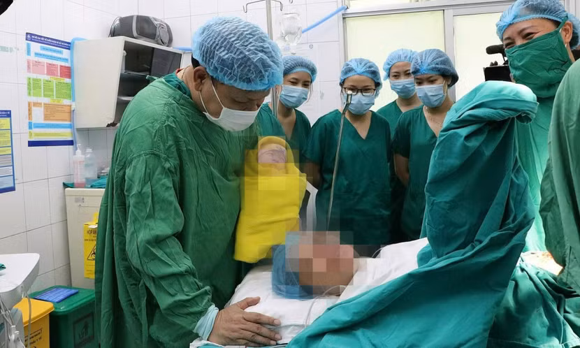 Các bác sĩ cứu thành công mẹ và bé sau khi bị vỡ tử cung ở tuần thứ 26 Các bác sĩ cứu thành công mẹ và bé sau khi bị vỡ tử cung ở tuần thứ 26