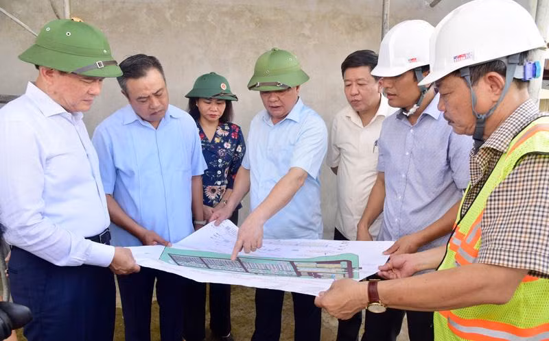 Bí thư Thành ủy Đinh Tiến Dũng và các đồng chí lãnh đạo thành phố kiểm tra tiến độ dự án Nhà máy xử lý nước thải Yên Xá.
