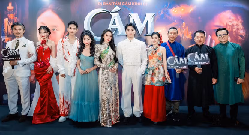 Bộ đôi nhà sản xuất Hoàng Quân, đạo diễn Trần Hữu Tấn (bên phải) cùng đoàn phim “Cám”
