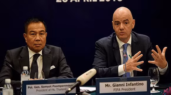 Chủ tịch FIFA Infantino (bên phải) chưa hồi âm công văn xin ứng tiền của Chủ tịch FAT Somyot