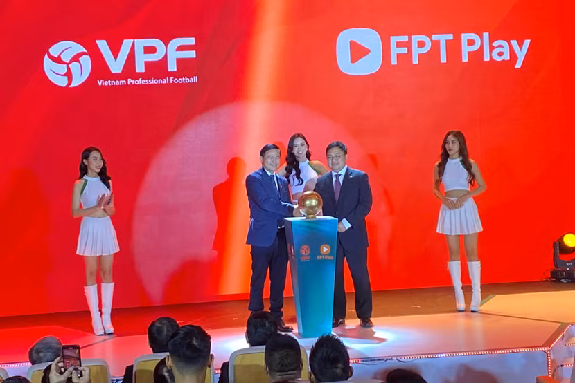 Lãnh đạo hai đơn vị cùng ký tên lên trái bóng giải chuyên nghiệp quốc gia, đánh dấu hợp tác chiến lược Lãnh đạo hai đơn vị cùng ký tên lên trái bóng giải chuyên nghiệp quốc gia, đánh dấu hợp tác chiến lược
