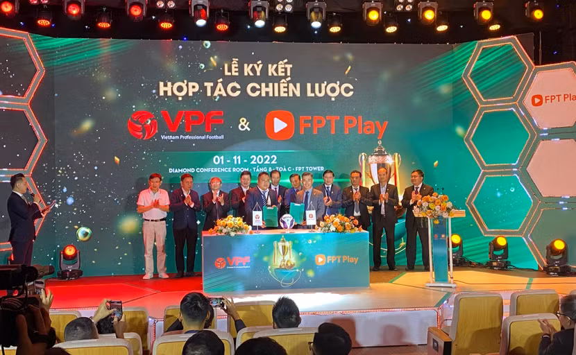 Đại diện VPF và FPT ký kết tài trợ Đại diện VPF và FPT ký kết tài trợ