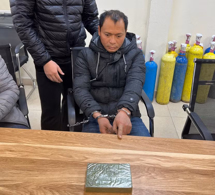 Đối tượng Trần Văn Hưng và 1 bánh heroin bị thu giữ