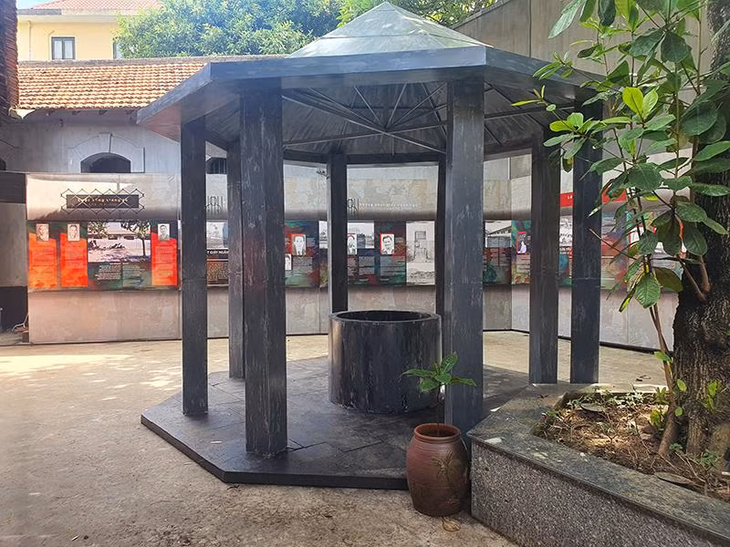 Khu Bể tắm hình bát giác – nơi các nam tù nhân thường ra tắm tập thể được phục dựng lại theo nguyên mẫu.