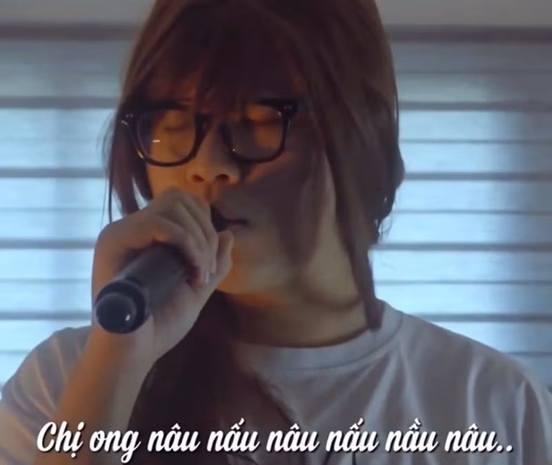 Hình ảnh chụp từ bản chế "Chị ong nâu nấu nâu nấu nầu nâu"