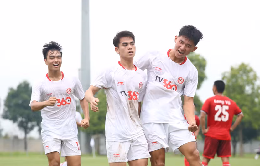 Khuất Văn Khang (giữa) cùng 34 cầu thủ được triệu tập U22 Việt Nam Khuất Văn Khang (giữa) cùng 34 cầu thủ được triệu tập U22 Việt Nam