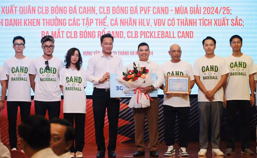 Bí thư Tỉnh ủy Hưng Yên Nguyễn Hữu Nghĩa trao thưởng cho thành tích đội tuyển bóng chày CAND Bí thư Tỉnh ủy Hưng Yên Nguyễn Hữu Nghĩa trao thưởng cho thành tích đội tuyển bóng chày CAND