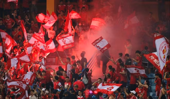 Cổ động viên Hải Phòng từng đốt pháo sáng gây náo loạn sân Hàng Đẫy ở V-League 2023
