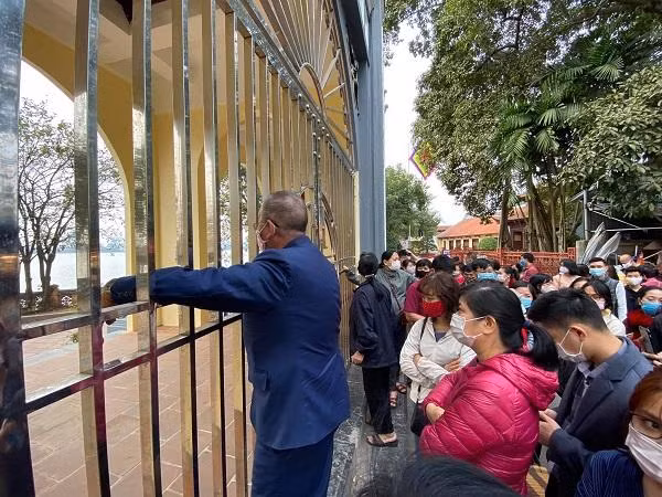 Phủ Tây Hồ đột ngột đóng cửa ngày mùng Một Tết Phủ Tây Hồ đột ngột đóng cửa ngày mùng Một Tết