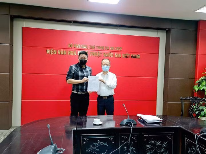 PGS.TS Bùi Hoài Sơn, Viện trưởng Viện Văn hóa Nghệ thuật quốc gia Việt Nam trao quyết định bổ nhiệm cho nam diễn viên Minh Tiệp
