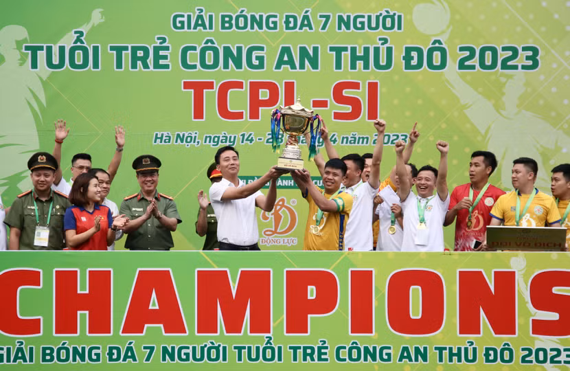 Trao cúp vô địch giải cho FC Cụm 9