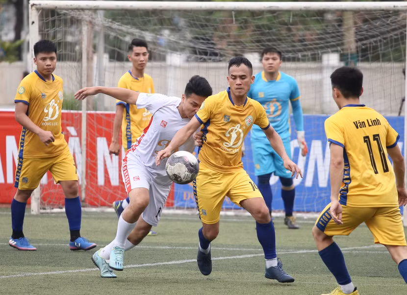 FC Cụm 9 (áo vàng) thắng FC Cảnh sát điều tra 4-1 trong trận chung kết