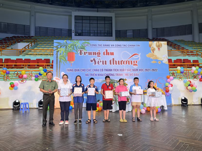 Thiếu tướng Đặng Ngọc Bách, Phó Cục trưởng Cục công tác Đảng và công tác chính trị tặng quà cho các cháu học sinh đạt thành tích cao trong năm học 2021-2022